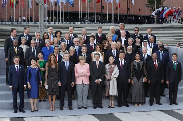 Дональд і Меланія Трамп, Еммануель і Бріджит Макрон, Джастін Трюдо та інші на банкеті в Гамбурзі (фото). Учасники саміту G20 Економічний саміт G20 в Гамбурзі веде в ці дні свою активну роботу. Світові лідери, глави урядів і їх дружини є безпосередніми учасниками подій.