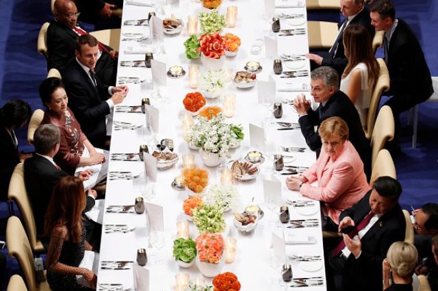 Дональд і Меланія Трамп, Еммануель і Бріджит Макрон, Джастін Трюдо та інші на банкеті в Гамбурзі (фото). Учасники саміту G20 Економічний саміт G20 в Гамбурзі веде в ці дні свою активну роботу. Світові лідери, глави урядів і їх дружини є безпосередніми учасниками подій.