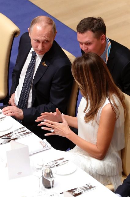Меланія Трамп і Володимир Путін вперше поспілкувалися особисто на банкеті в рамках саміту G20 в Гамбурзі.  Вчора, 7 липня, в німецькому місті Гамбург почав свою роботу економічний саміт G20, на якому відбулася перша особиста зустріч Володимира Путіна та Дональда Трампа. 