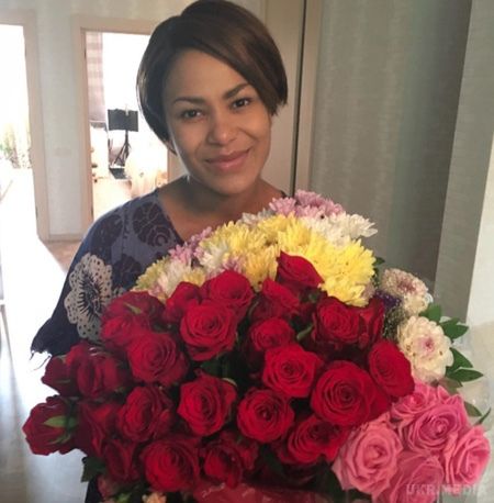 Співачка Гайтана натякнула, що вперше стала мамою (фото). На своїй сторінці в Instagram артистка виклала світлину, де позує без макіяжу з величезними букетами квітів у руках.

