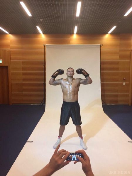 Усик показав перші знімки з боксерської суперсерії. Український чемпіон буде битися з найсильнішими спортсменами планети.