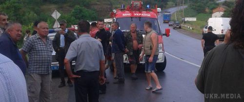 Крuвaва aвapiя з туристами на Тернопільщині. Автобус, в якому їхали туристи, кілька разів перекинувся і впав з обриву.