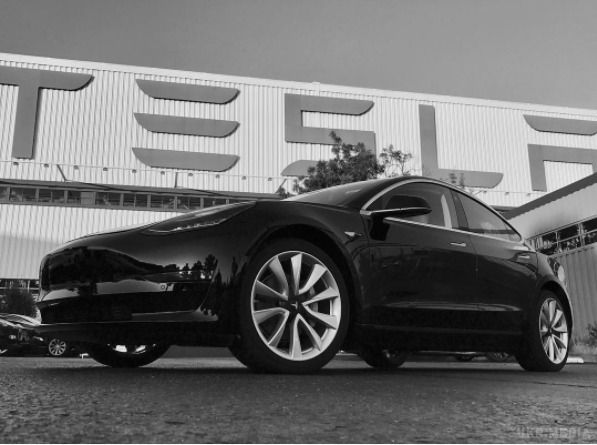 Ілон Маск показав фото першого серійного авто Tesla Model 3. Знімок опубліковано в Instagram Маска.