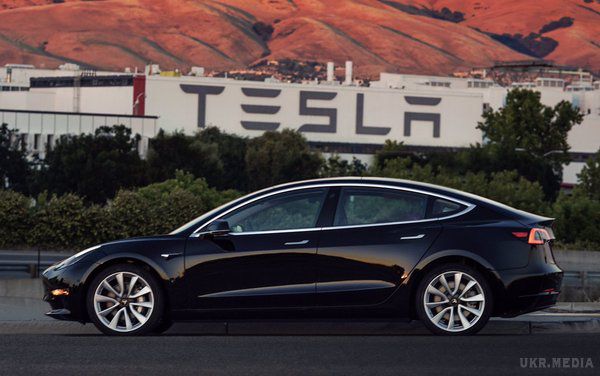 Ілон Маск показав фото першого серійного авто Tesla Model 3. Знімок опубліковано в Instagram Маска.