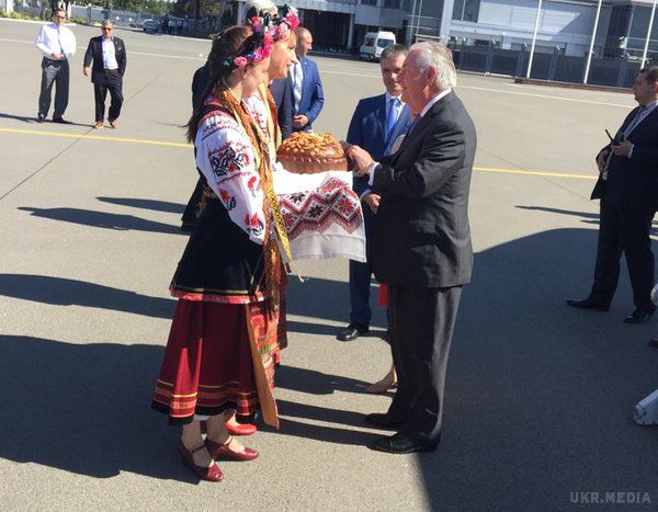 Секретар США Тіллерсон прибув в Україну. Літак американського держсекретаря приземлився в Борисполі.