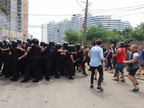 В Одесі на будівництві сталася бійка. Одного протестувальника доставили в поліцію.