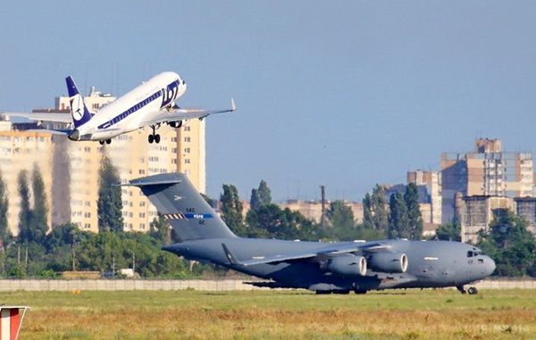 В одеському аеропорту приземлилися два бойові літаки НАТО (фото). З 10 по 23 липня в Одеській і Миколаївській областях, а також в північно-західній частині Чорного моря, пройдуть українсько-американські навчання "Сі Бриз-2017".