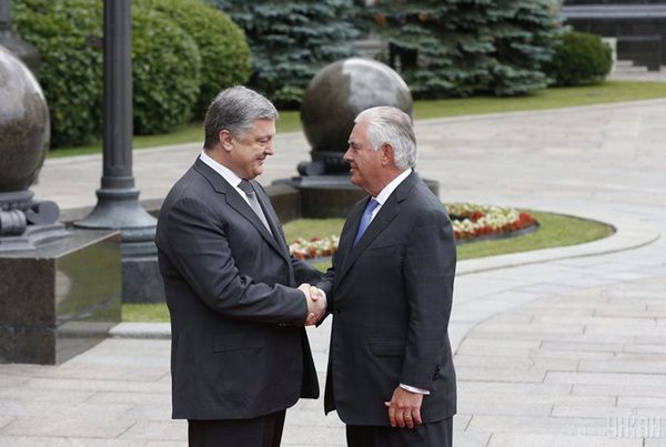Порошенко і Тіллерсон обговорили Донбас, Росію і санкції. Вашингтон пообіцяв зберегти обмеження проти Москви до виконання всіх вимог.