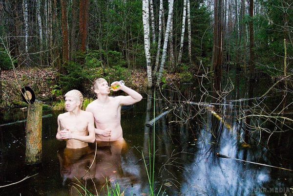«Пливи в літо!»: 17 зворушливих і трагічних фото про те, як відпочивають в російській глибинці. З крайності в крайність.