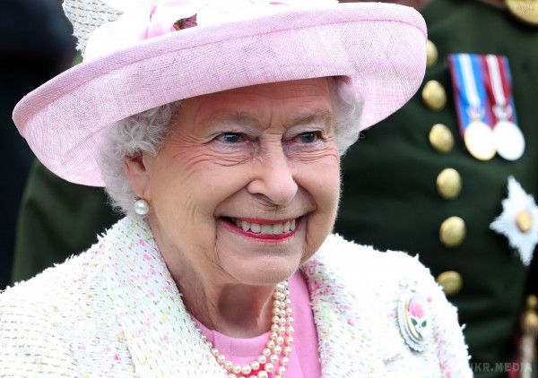 Королева Великобританії Єлизавета II заборонила принцу Гаррі одружитися на актрисі. Королева має намір позбавити принца всіх королівських привілеїв, в разі одруження з актрисою.