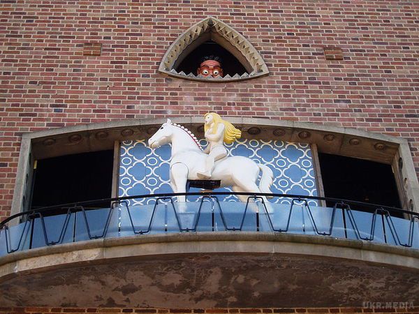 Леді Годіва: оголена графиня— на честь якої організовано фестиваль. Легенда про леді Годіву, що скаче оголеною на коні вулицями міста Ковентрі — одна з найпопулярніших у Англії