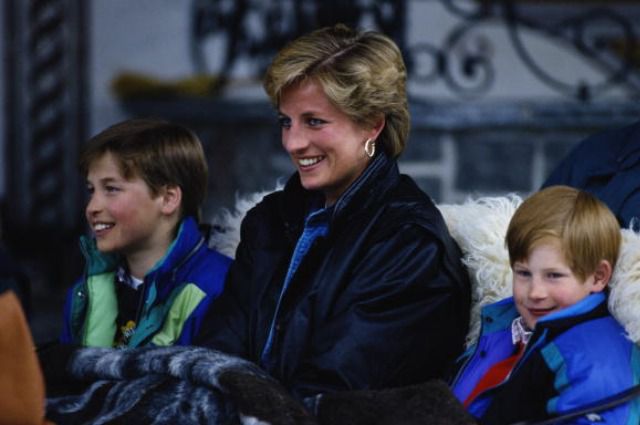 Спогади. Принци Вільям і Гаррі про принцесу Діану: "Вона була одною із самих примхливих батьків на світі" (фото).  Зовсім скоро американська компанія HBO запустить документальний фільм "Діана, наша мама: її життя і спадщина" (Diana, Our Mother: Her Life and Legacy), в якому вперше будуть представлені подробиці того, в якій обстановці виховувалися принц Вільям і його брат принц Гаррі.