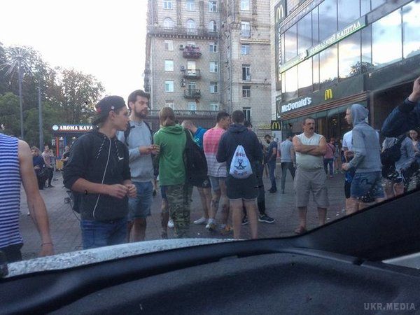 У Києві хлопці в масках напали на організаторів і учасників лекції на тему "Трансгендер". 10 осіб закидали учасників лекції чорнилами і атакували присутніх за допомогою газових балонів.