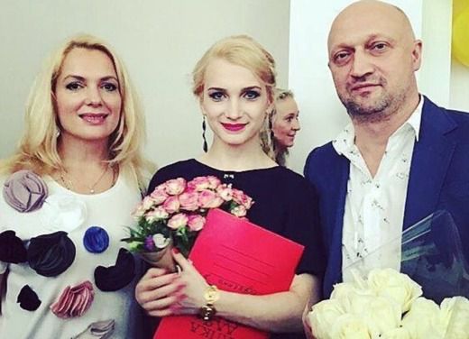 Гоша Куценко і Марія Порошина возз'єдналися заради дочки. Актори побували на випускному Поліни в театральному Вузі.