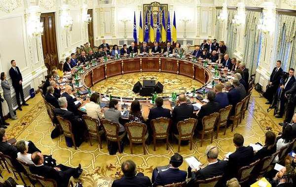 Україна поки не буде подавати заявку на членство в НАТО, - Порошенко. Нам потрібно вибудувати програму реформ, - упевнений президент.

