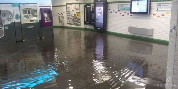 У Парижі випала рекордна кількість опадів, затопило метро. У Парижі в неділю ввечері, 10 липня, випала рекордна кількість опадів, в результаті в місті затопило дороги і станції метро