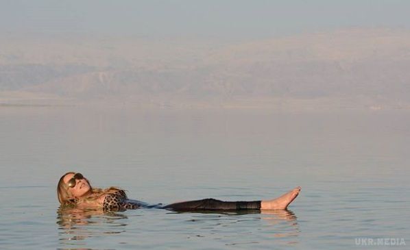 Пишногруда Мерайя Кері поділилася спокусливими знімками екстремального відпочинку. Мерайя Кері вирішила поплавати серед акул, заодно залучивши до цього процесу своїх дітей.