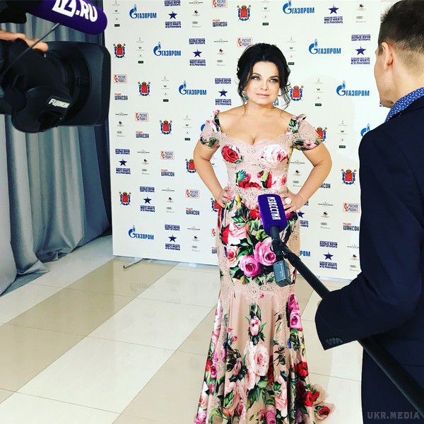 Наташа Корольова в яскравій сукні блиснула пишним бюстом. Співачку похвалили за вдалий вибір наряду для концерту.
