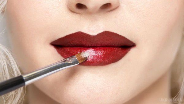  Пишні губи без уколів: робимо контуринг губ, як у Мерилін Монро (Фото). Нескладний трюк макіяжу, який дозволить значно збільшити губи.