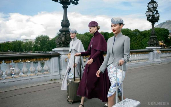 Китайські стюардеси здивували новою формою. Фотофакт. В одній із китайських авіакомпанії вирішили вдягнути стюардес так, наче вони щойно зійшли з обкладинки модних журналів.