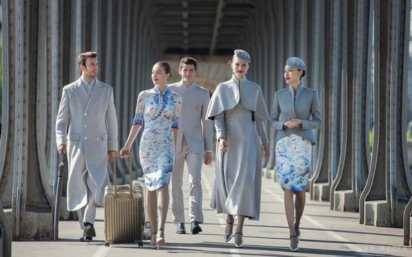 Китайські стюардеси здивували новою формою. Фотофакт. В одній із китайських авіакомпанії вирішили вдягнути стюардес так, наче вони щойно зійшли з обкладинки модних журналів.