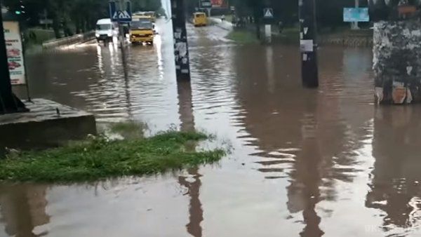 Вулиці Рівного затопила потужна злива. Відеофакт. У вівторок, 11 червня, на Рівненщині пройшла сильна злива, яка перетворила вулиці обласного центру на справжню 'Венецію'