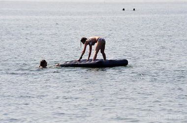 У Затоці 10-річну дівчинку віднесло у море на сотню метрів від берега. Доки батьки відпочивали, дитина вирішила поплавати на надувному матраці.