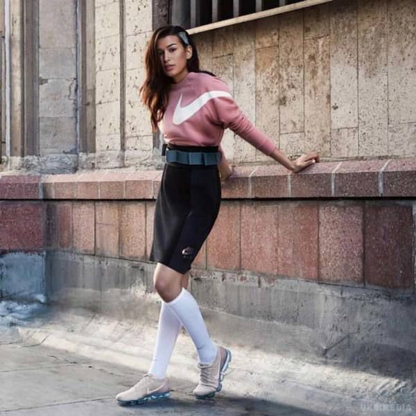 16-річна дочка Івана Урганта знялася в рекламі бренду Nike. Старша дочка Івана Урганта і Наталії Кікнадзе - Еріка - знялася для реклами знаменитого спортивного бренду Nike.