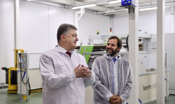 За три роки в Україні відкрилося 60 нових заводів, - Порошенко. За три роки в Україні відкрилося більше 60 нових заводів. 