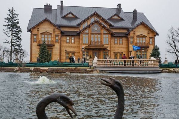  Що відбувається з колишніми резиденції Януковича "Межигір'я" та Сухолуччя" на 4-й рік після втечі. В Межигір'ї закликают людей вже третій рік — за кожного пасажира отримує відсоток. 