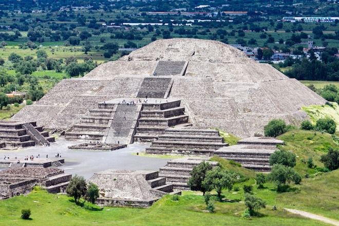 Під Пірамідою Місяця в Теотіуакане виявлений тунель. Археологи вважають, що тунель під Пірамідою Місяця в Теотиуакане символізує підземний світ.
