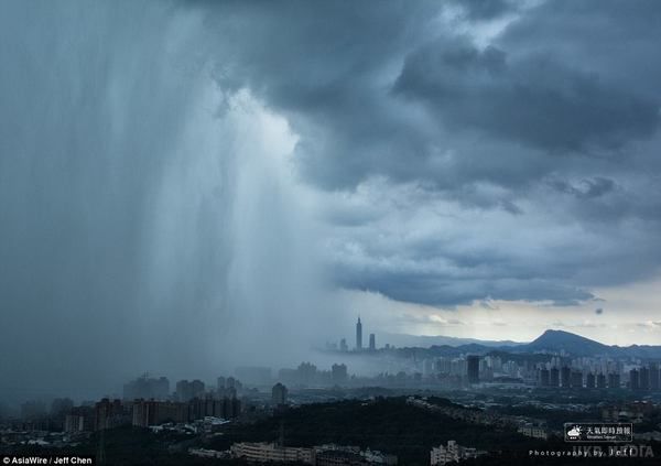 "Водоспад з неба" на Тайвані. Тайванському фотографа Джеффа Ченю вдалося зняти досить рідкісний момент, коли тропічна злива обрушилася рівно на половину головного міста острова – Тайбея.