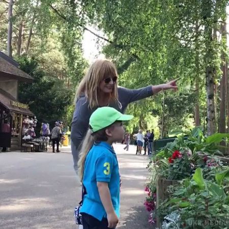 Ми в зоопарку: Алла Пугачова і Максим Галкін сходили з дітьми в зоопарк (фото). Максим Галкін проводить літо разом з Аллою Пугачовою та дітьми, 3-річними Гаррі і Лізою, в Юрмалі і продовжує ділитися в Instagram новинами з життя родини. 