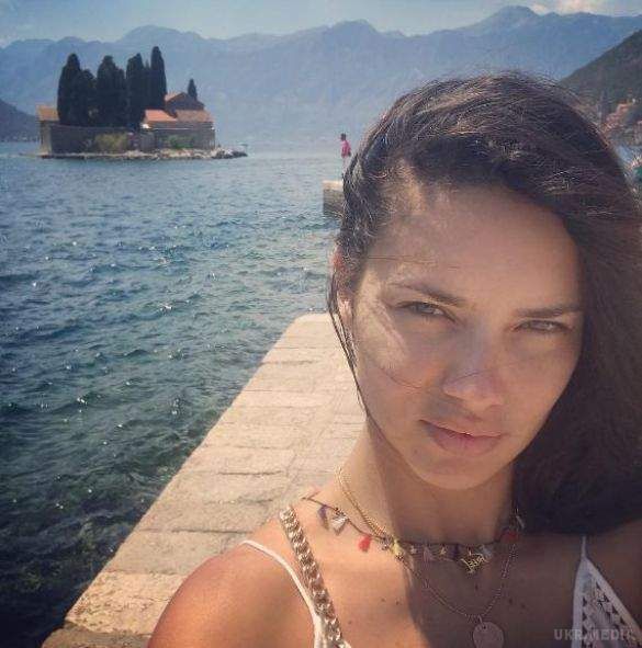 Супермодель Адріана Ліма показала знімки з відпустки в Чорногорії. Адріана Ліма зараз на канікулах, але не забуває ділитися з передплатниками свого Instagram знімками з відпочинку.