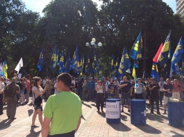  Вранці 13 липня під Верховною Радою України зібралися протестувальники. Під Верховною Радою – протести, кидають димові шашки
