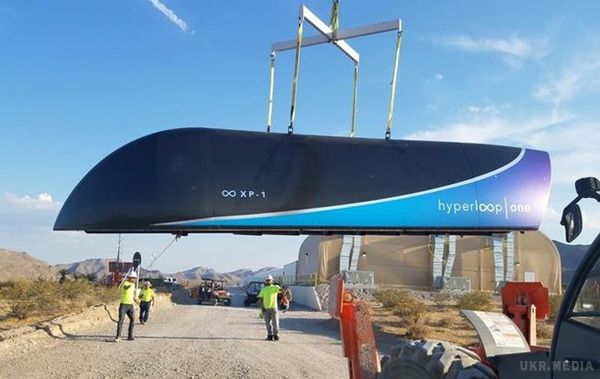 Пройшла тест надшвидкісна капсула Hyperloop (відео). Пасажирська капсула розвинула швидкість 113 кілометрів на годину.