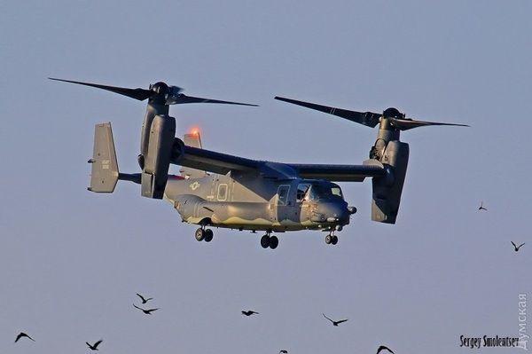Конвертоплани США вперше прилетіли в Україну (фото). Літальні апарати Osprey будуть перебувати на військовій базі в Миколаївській області.