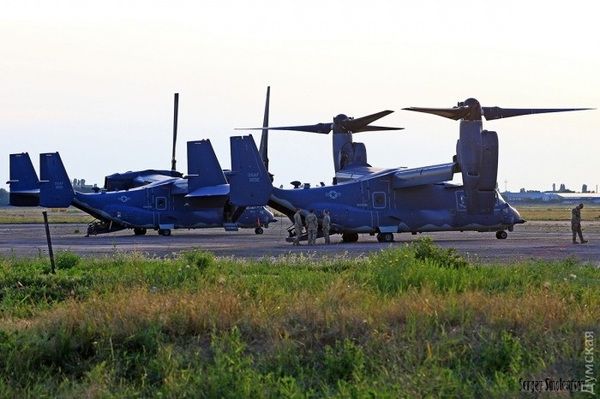 Конвертоплани США вперше прилетіли в Україну (фото). Літальні апарати Osprey будуть перебувати на військовій базі в Миколаївській області.