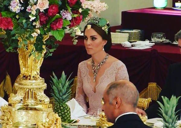 35-річна Кейт Міддлтон здивувала сміливим декольте на королівському прийомі (фото). 11 липня в Букінгемському палаці відбувся прийом іспанського короля Феліпе VI і його дружини Летиції.