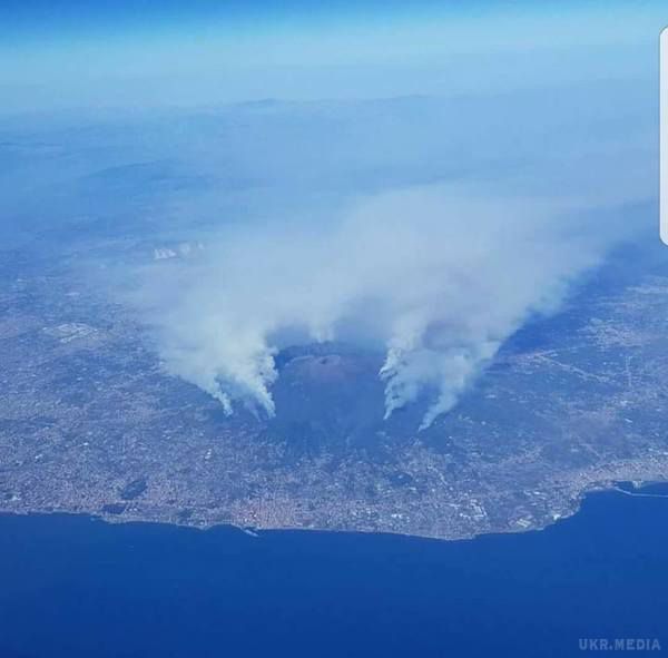 Схили вулкану Везувій охопило полум'я: моторошні фото та відео. На півдні Італії спалахнули пожежі, що перекинулися на схили вулкану Везувій.