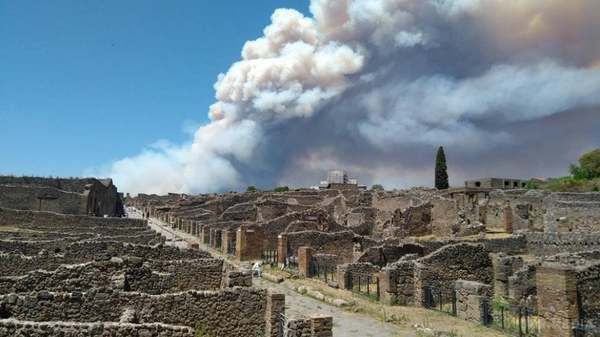 Схили вулкану Везувій охопило полум'я: моторошні фото та відео. На півдні Італії спалахнули пожежі, що перекинулися на схили вулкану Везувій.