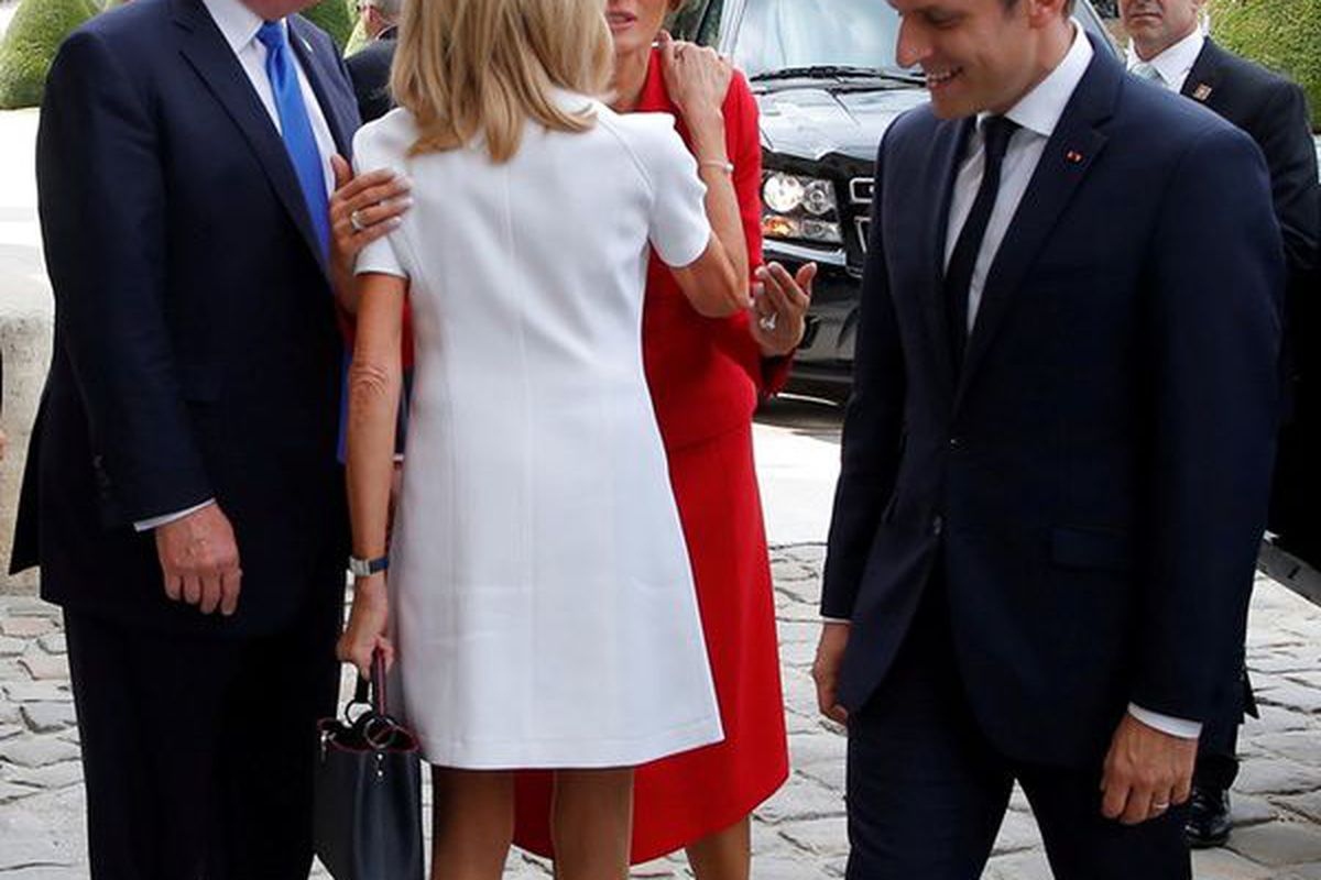 Зустрічі в Парижі двох перших леді: Бріжит Макрон і Меланії Трамп (фото). 64-річна дружина президента Франції не бажає відмовлятися від демонстрації прекрасних ніжок.