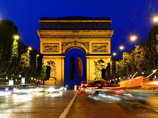 14 липня - День взяття Бастилії. Ряд святкових заходів проходить навпроти знаменитої Тріумфальної арки.