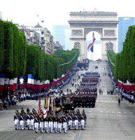 14 липня - День взяття Бастилії. Ряд святкових заходів проходить навпроти знаменитої Тріумфальної арки.