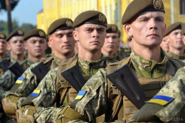 Українців в серпні чекає позачерговий призов до армії: кого заберуть. Президент України підписав указ №178/2017, згідно з яким вже в наступному місяці в армію заберуть молодих людей віком від 20 до 27 років. 