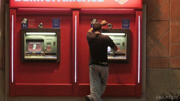 Американець застряг у банкоматі і просив порятунку на чеках. У США представник одного з банків випадково застряг у невеличкому приміщенні за банкоматом без телефона і просидів там кілька годин.