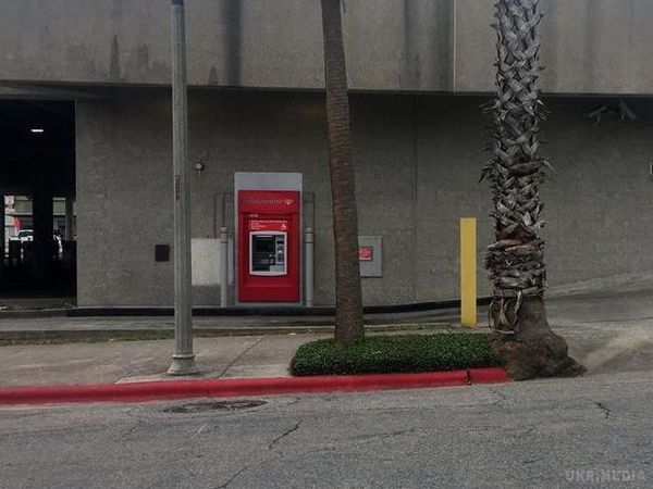 Американець застряг у банкоматі і просив порятунку на чеках. У США представник одного з банків випадково застряг у невеличкому приміщенні за банкоматом без телефона і просидів там кілька годин.