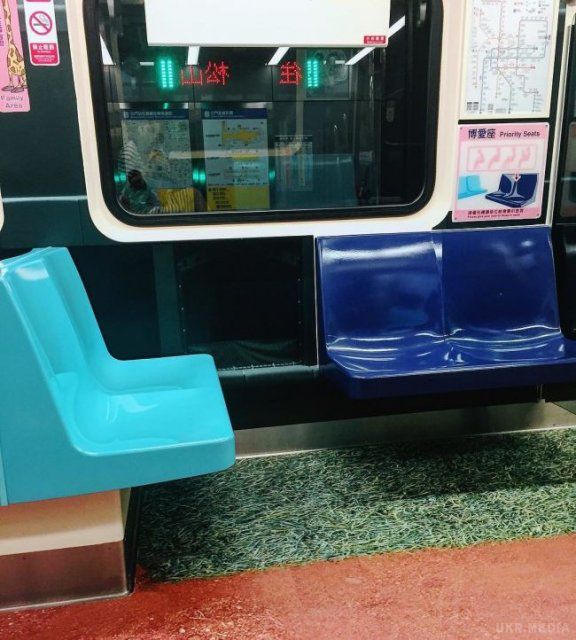 У Тайванському метро з'явилися 'спортивні' вагони. У столиці Тайваню невдовзі пройде Всесвітня Універсіада, тож влада вирішила показати любов до спорту навіть у вагонах метро!