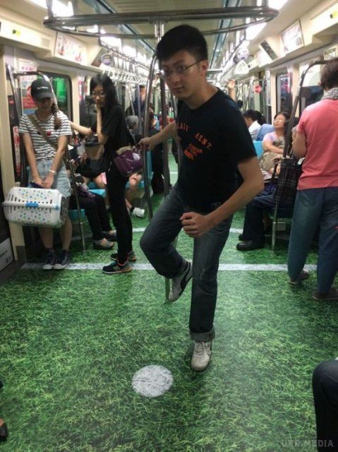 У Тайванському метро з'явилися 'спортивні' вагони. У столиці Тайваню невдовзі пройде Всесвітня Універсіада, тож влада вирішила показати любов до спорту навіть у вагонах метро!