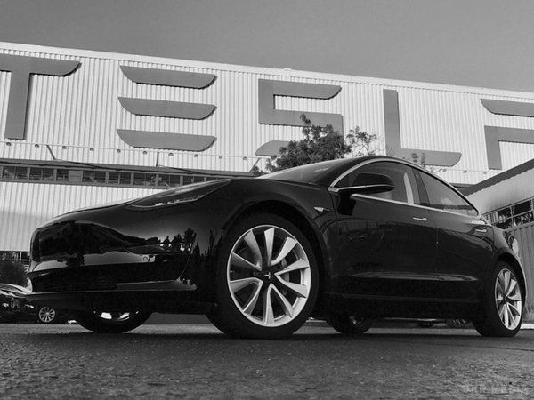 Розчарований клієнт розповів, чому він передумав купувати Tesla Model 3. На що ти готовий заради новенького автомобіля Tesla Model 3? Як щодо заплатити тисячу доларів за можливість бути 200-тисячним в черзі, а потім чекати два з половиною роки, поки твій автомобіль зійде з конвеєра?